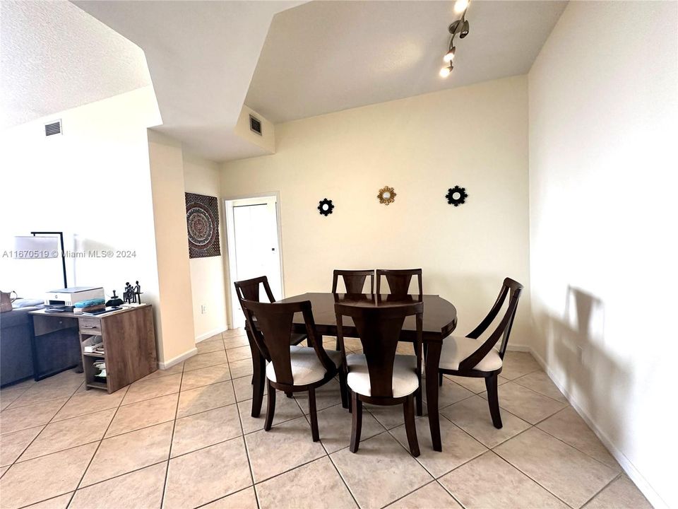 For Sale: $459,900 (2 beds, 2 baths, 1075 Square Feet)