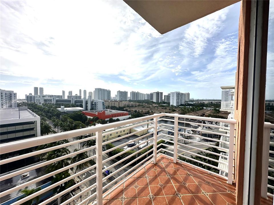 For Sale: $459,900 (2 beds, 2 baths, 1075 Square Feet)