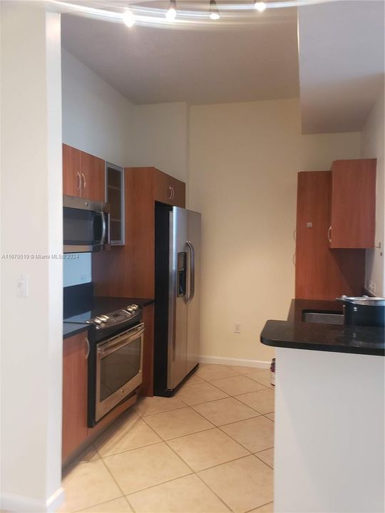 For Sale: $459,900 (2 beds, 2 baths, 1075 Square Feet)