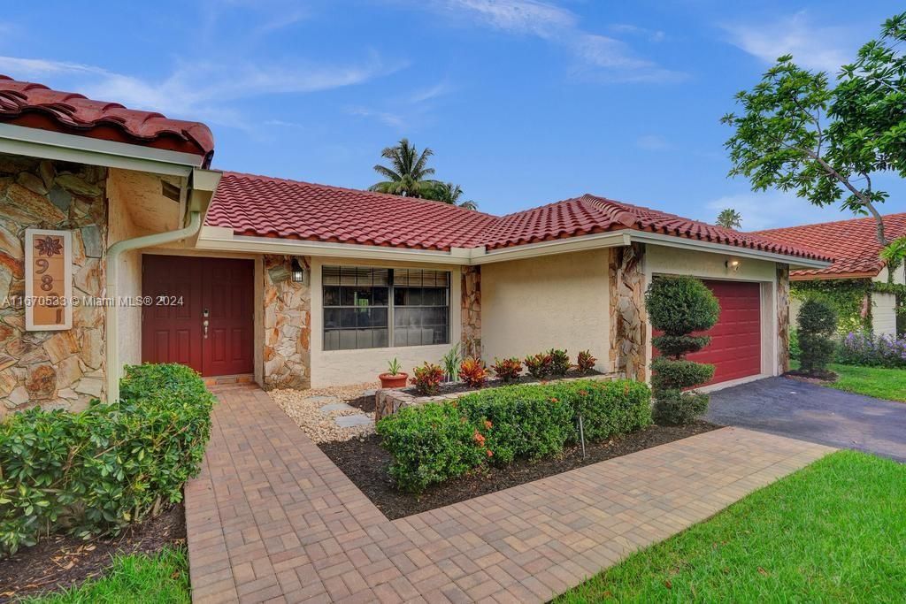 For Sale: $824,500 (4 beds, 2 baths, 2323 Square Feet)