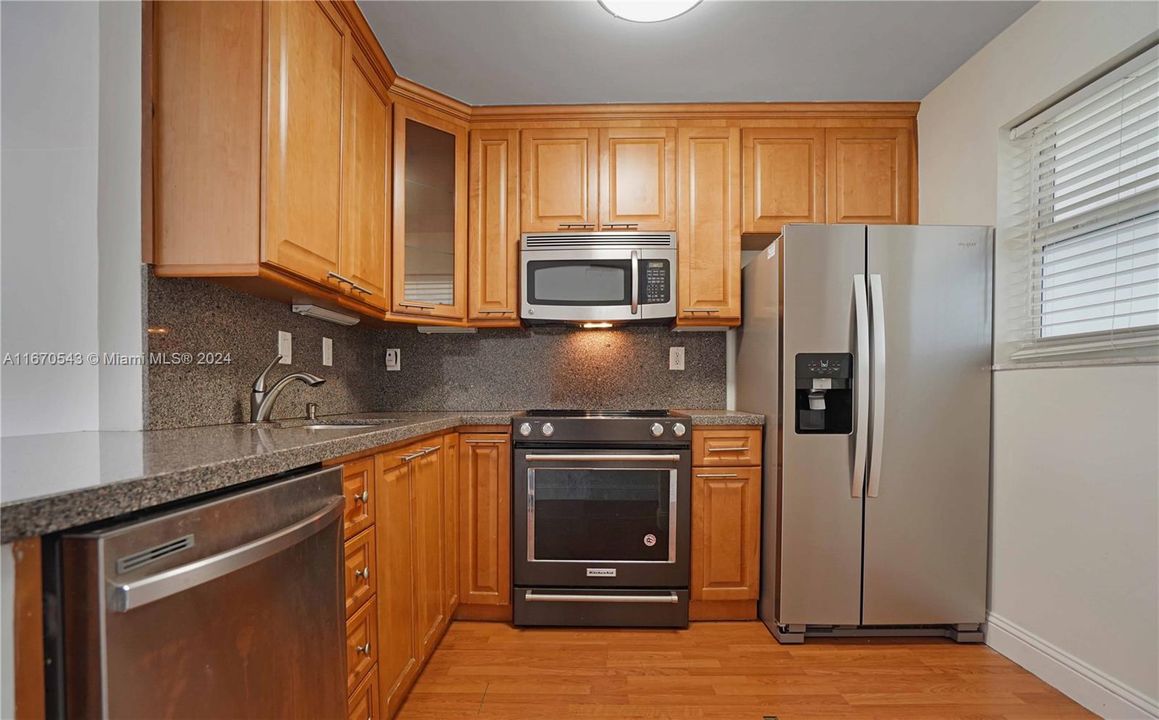 For Sale: $214,000 (2 beds, 2 baths, 930 Square Feet)