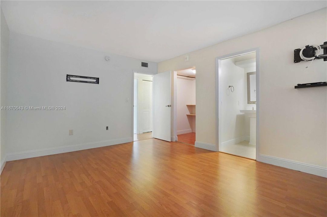 For Sale: $214,000 (2 beds, 2 baths, 930 Square Feet)