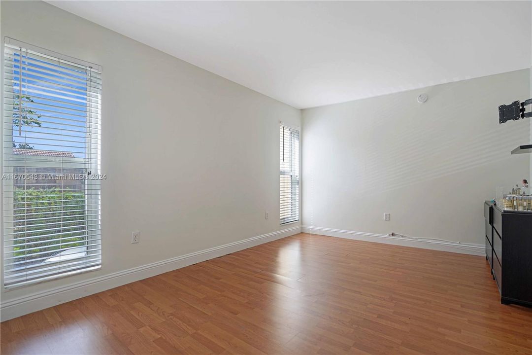 For Sale: $214,000 (2 beds, 2 baths, 930 Square Feet)