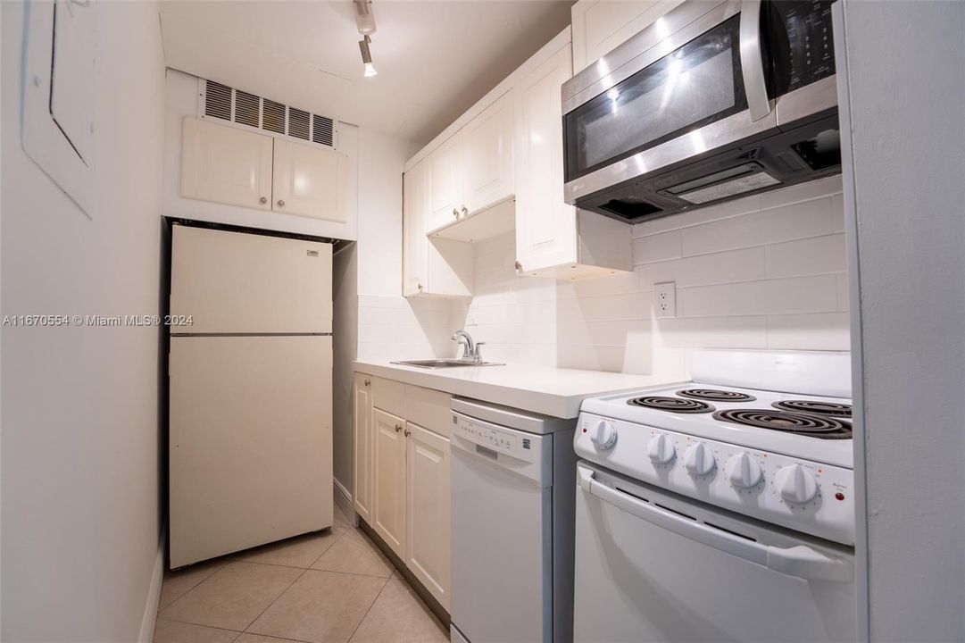 For Sale: $269,900 (1 beds, 1 baths, 560 Square Feet)