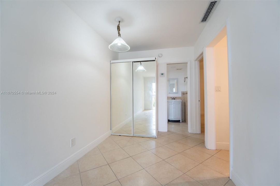 For Sale: $269,900 (1 beds, 1 baths, 560 Square Feet)