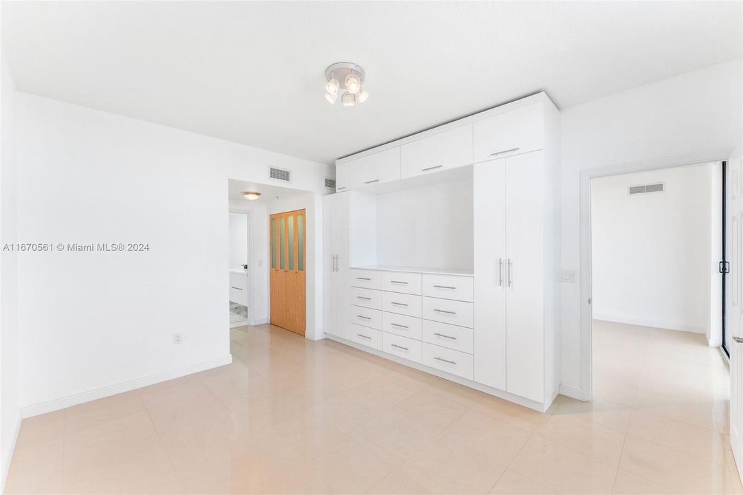 For Sale: $595,000 (2 beds, 2 baths, 1084 Square Feet)