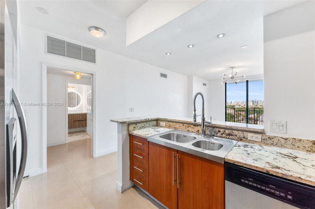 For Sale: $595,000 (2 beds, 2 baths, 1084 Square Feet)