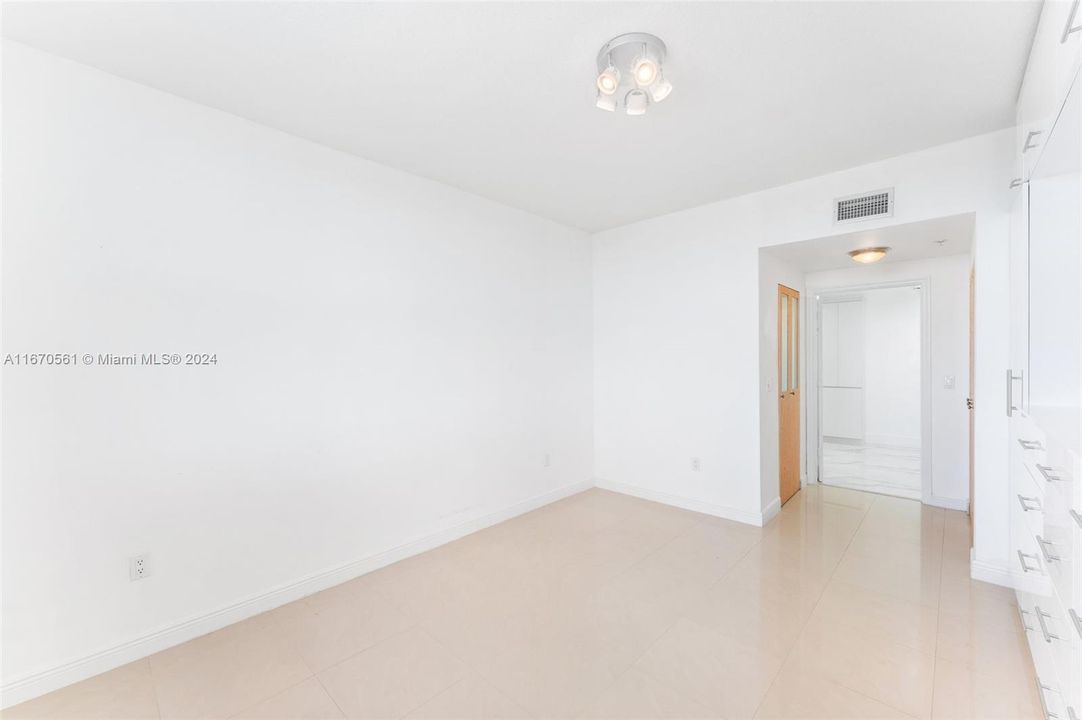 For Sale: $595,000 (2 beds, 2 baths, 1084 Square Feet)