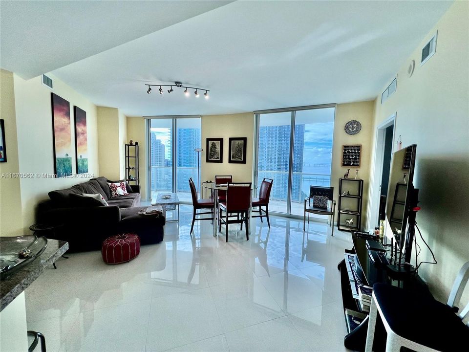 Недавно продано: $760,000 (2 спален, 2 ванн, 1091 Квадратных фут)