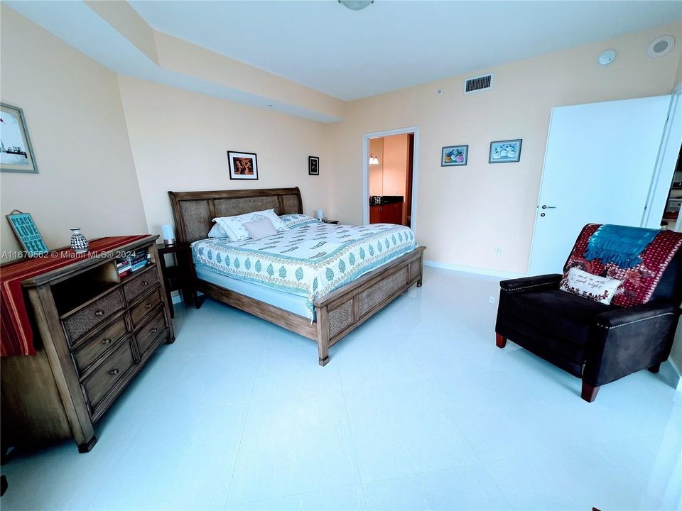 Недавно продано: $760,000 (2 спален, 2 ванн, 1091 Квадратных фут)