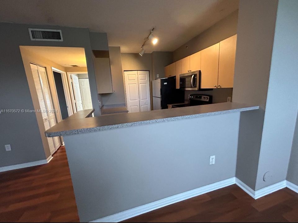 For Rent: $1,750 (1 beds, 1 baths, 691 Square Feet)