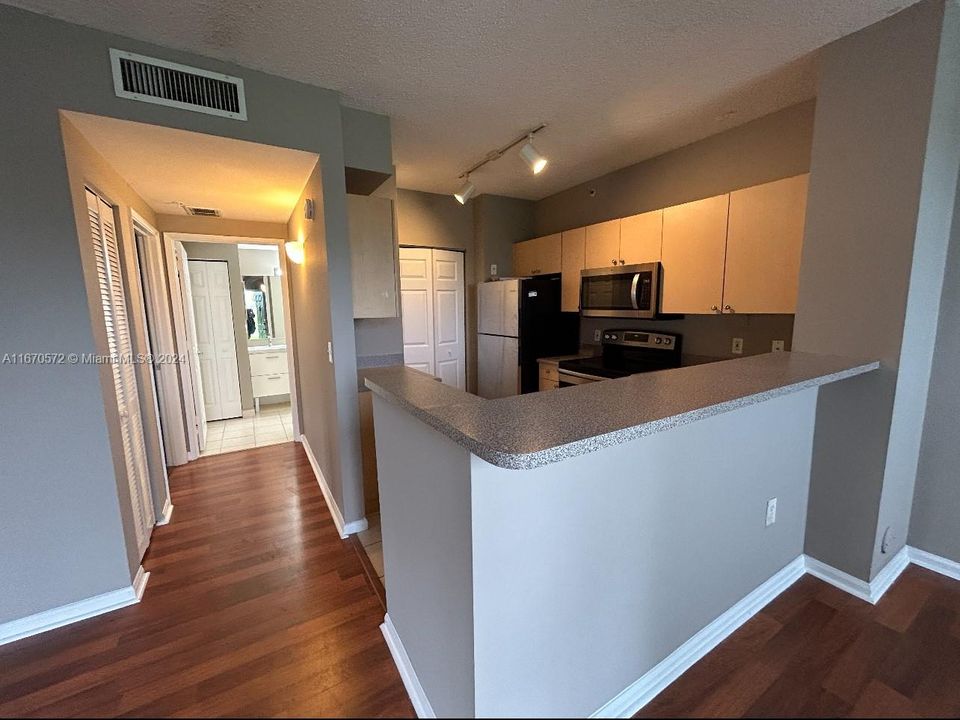 For Rent: $1,750 (1 beds, 1 baths, 691 Square Feet)