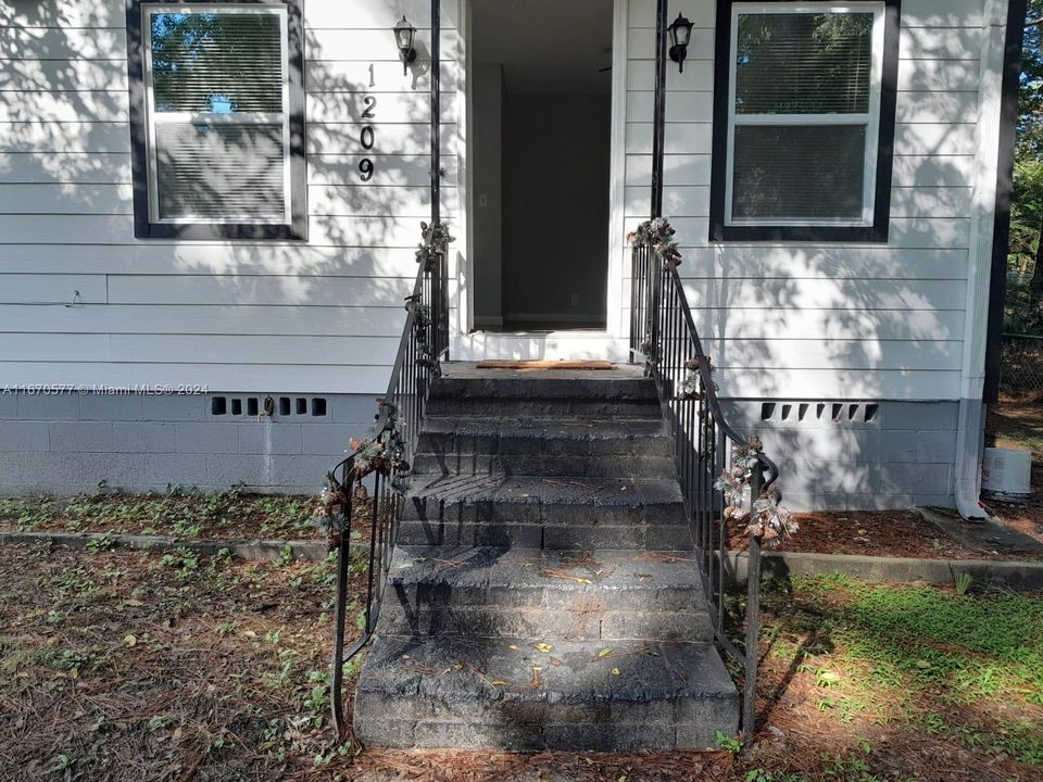 For Sale: $90,000 (2 beds, 1 baths, 738 Square Feet)