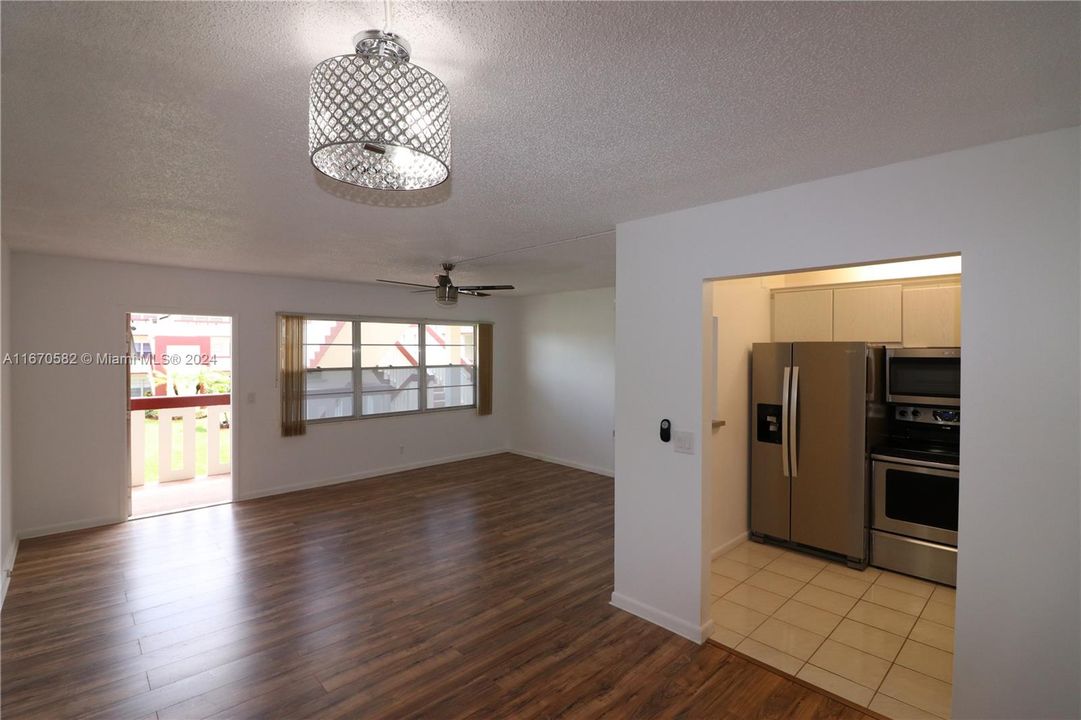 For Rent: $1,550 (1 beds, 1 baths, 715 Square Feet)