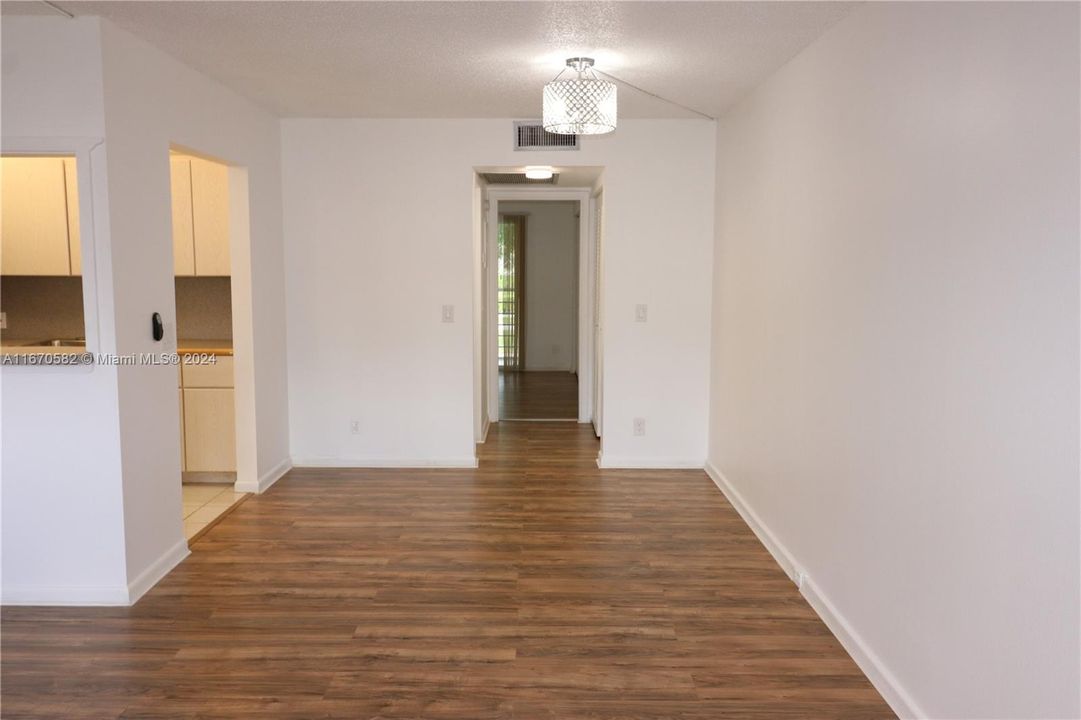 For Rent: $1,550 (1 beds, 1 baths, 715 Square Feet)