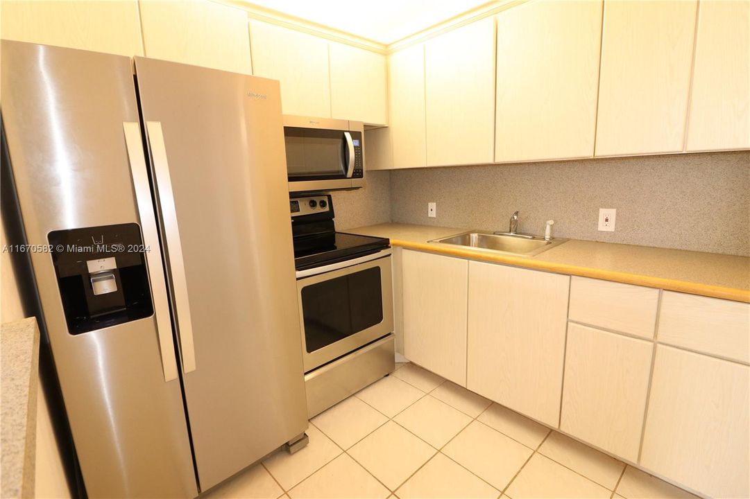 For Rent: $1,550 (1 beds, 1 baths, 715 Square Feet)