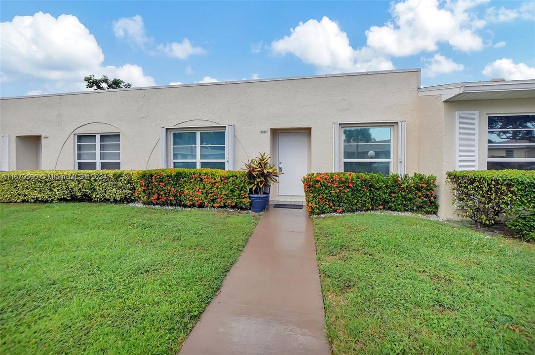 For Sale: $280,000 (2 beds, 2 baths, 908 Square Feet)