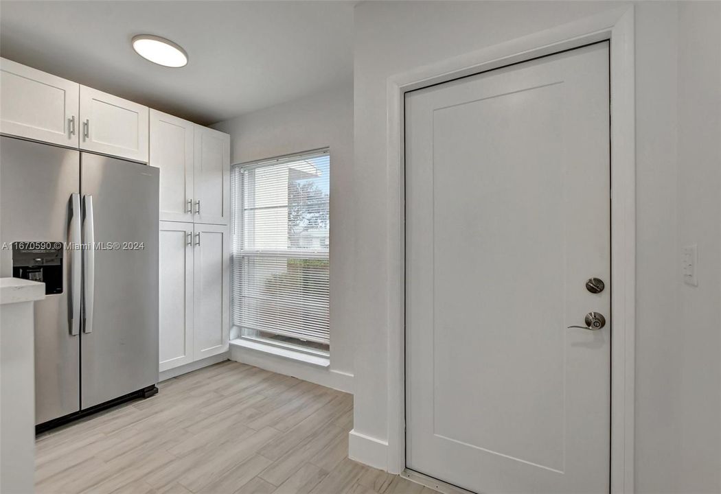 For Sale: $280,000 (2 beds, 2 baths, 908 Square Feet)