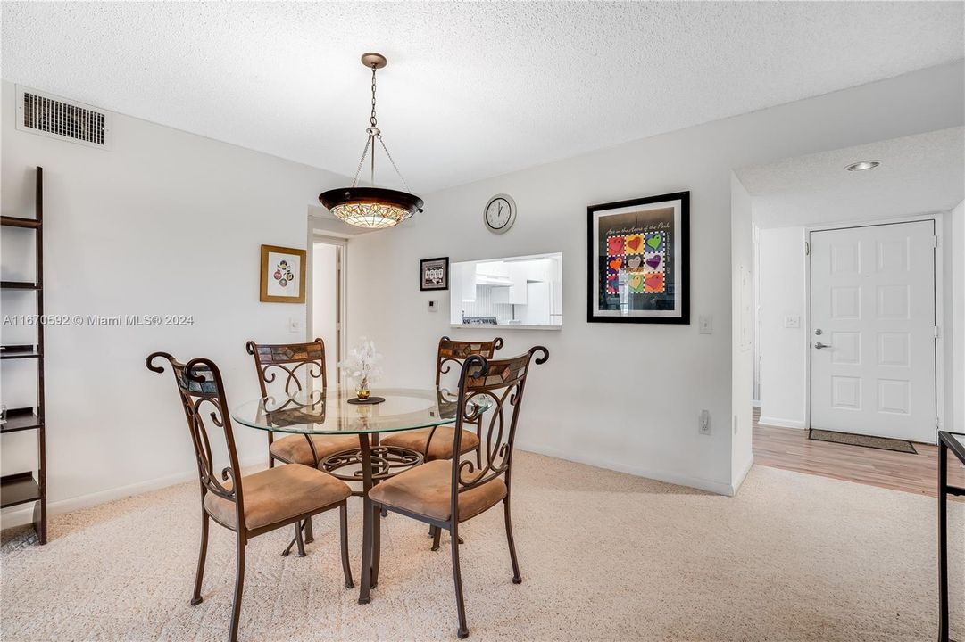 Active With Contract: $191,000 (1 beds, 1 baths, 1033 Square Feet)