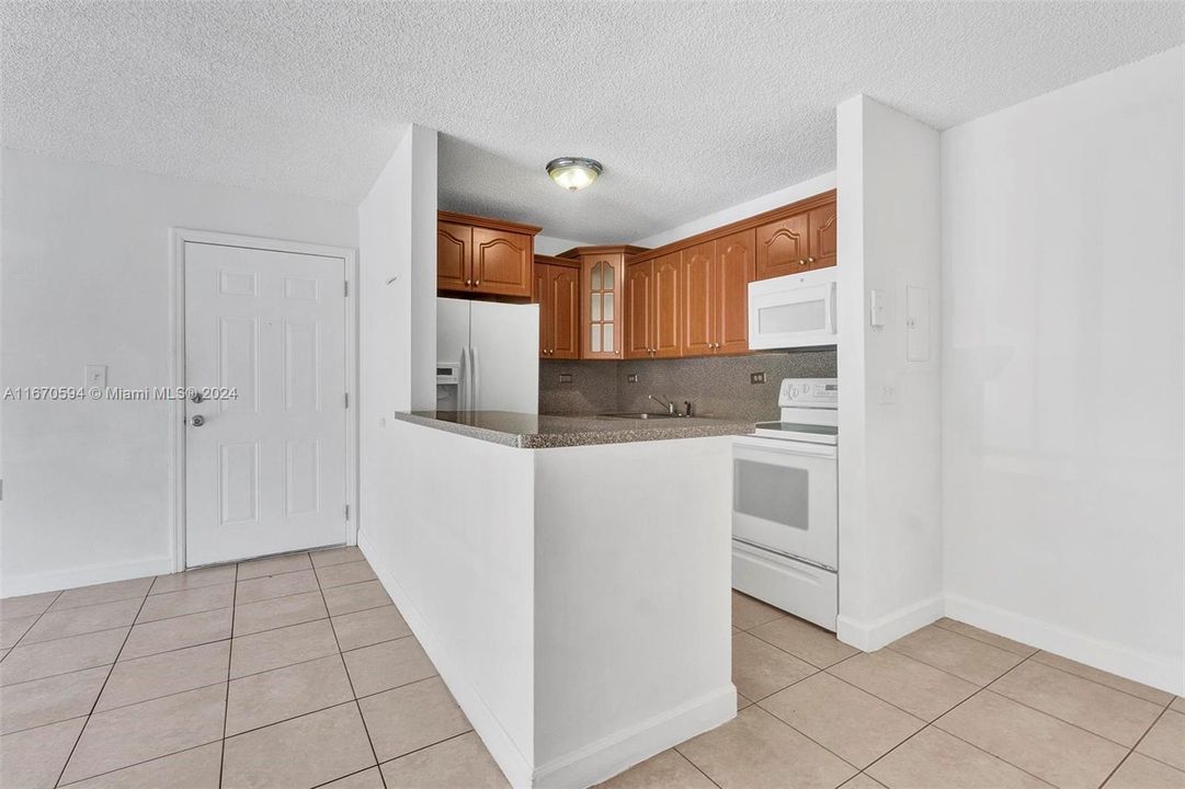 For Sale: $275,000 (2 beds, 2 baths, 870 Square Feet)