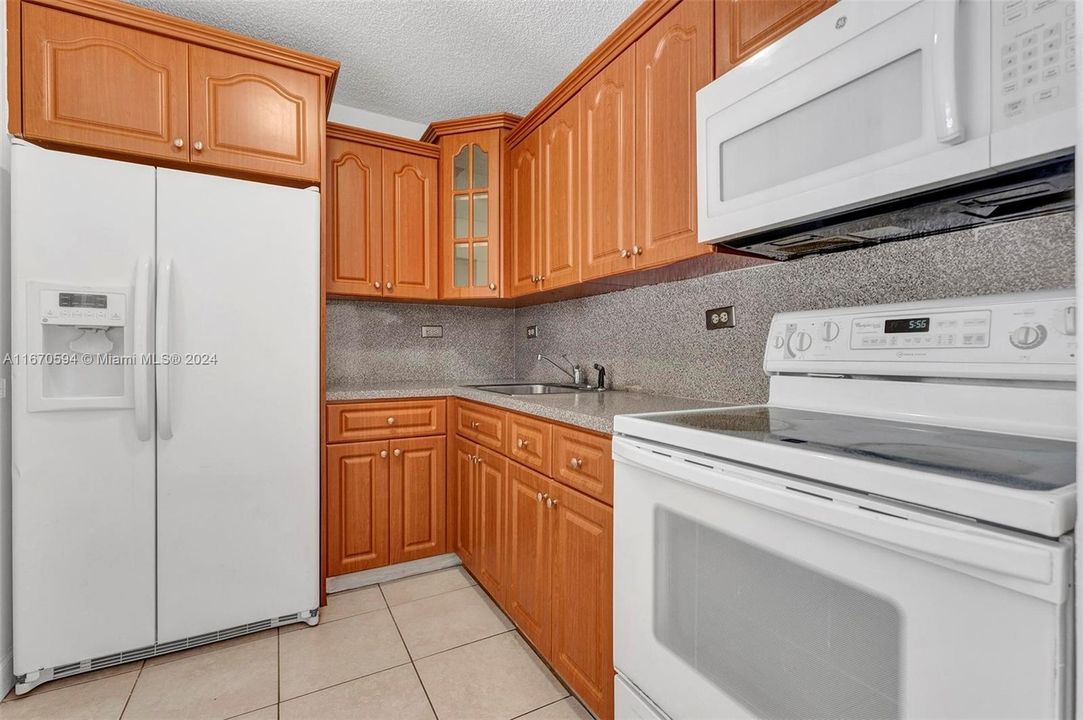 For Sale: $275,000 (2 beds, 2 baths, 870 Square Feet)