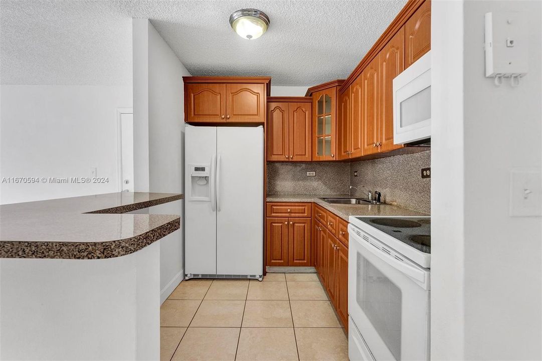 For Sale: $275,000 (2 beds, 2 baths, 870 Square Feet)