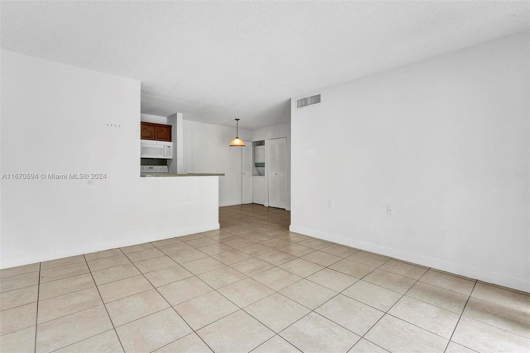 For Sale: $275,000 (2 beds, 2 baths, 870 Square Feet)