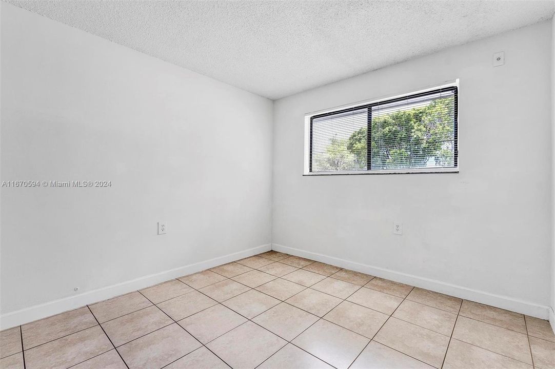 For Sale: $275,000 (2 beds, 2 baths, 870 Square Feet)