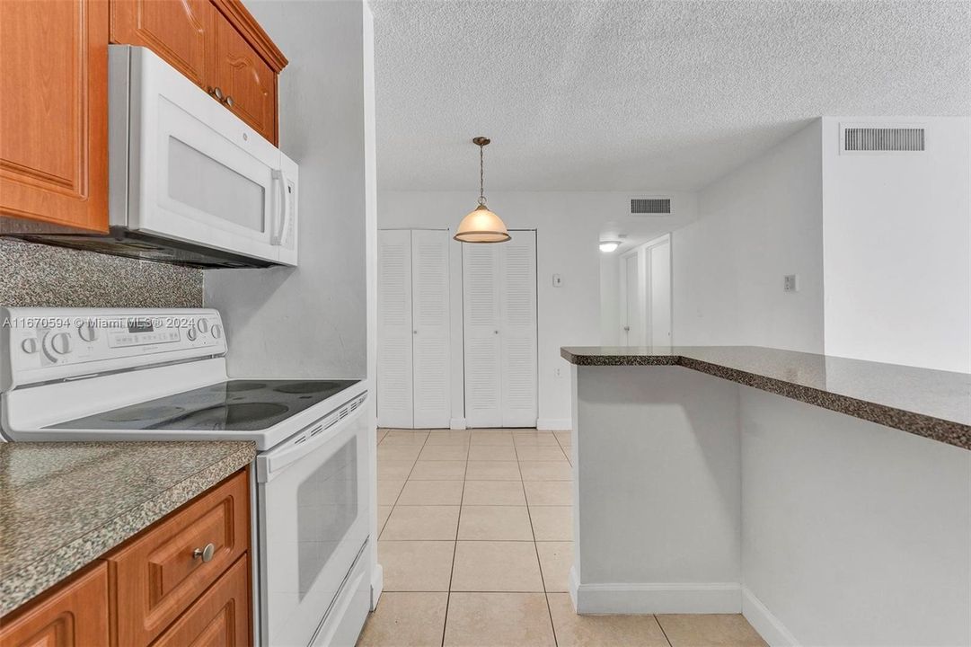 For Sale: $275,000 (2 beds, 2 baths, 870 Square Feet)