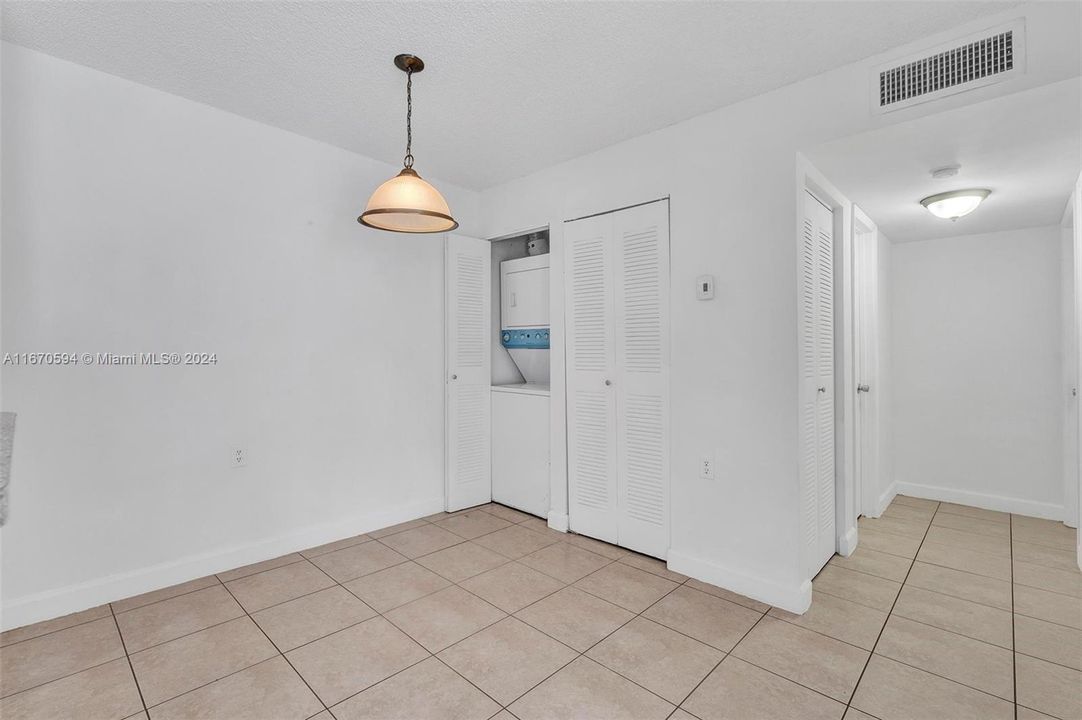 For Sale: $275,000 (2 beds, 2 baths, 870 Square Feet)