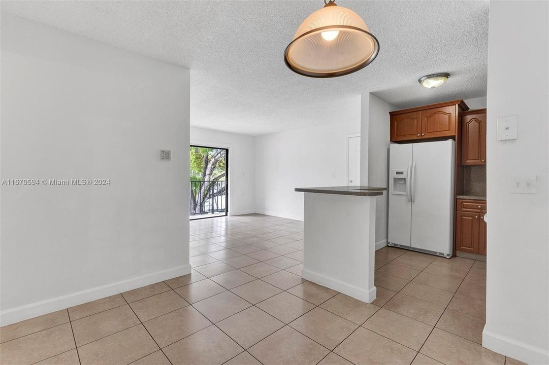 For Sale: $275,000 (2 beds, 2 baths, 870 Square Feet)