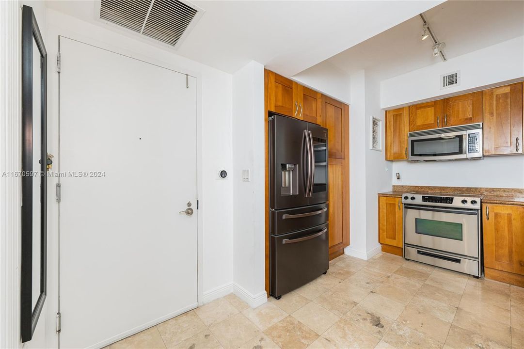 Active With Contract: $2,500 (1 beds, 1 baths, 920 Square Feet)