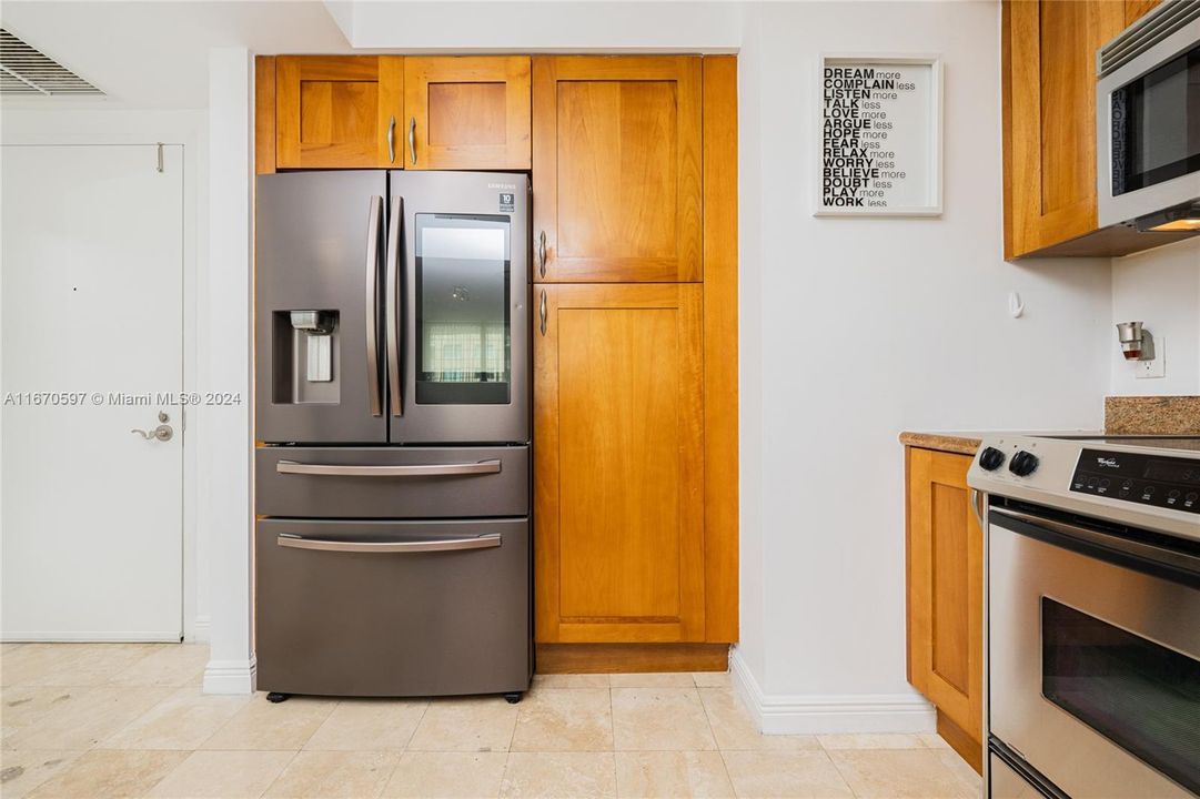 Active With Contract: $2,500 (1 beds, 1 baths, 920 Square Feet)