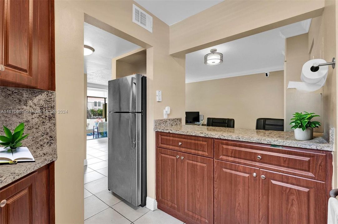 For Sale: $280,000 (1 beds, 1 baths, 680 Square Feet)