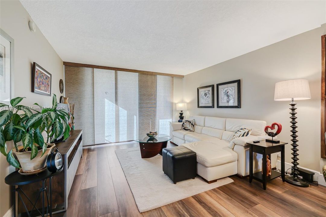 For Sale: $275,000 (2 beds, 2 baths, 1015 Square Feet)