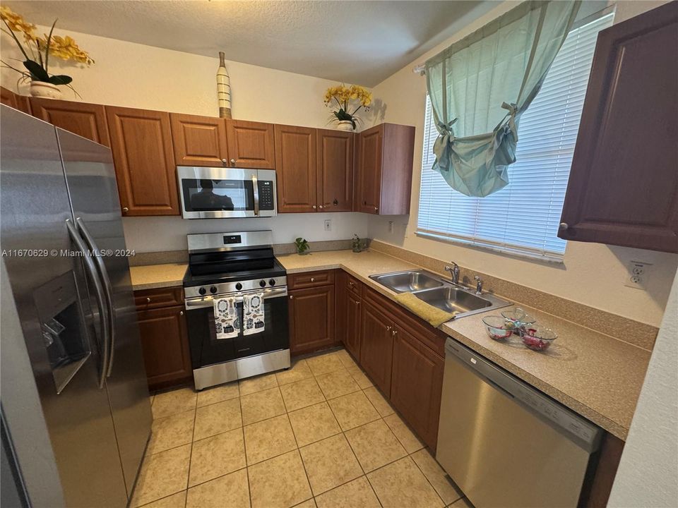 For Rent: $2,990 (3 beds, 2 baths, 1420 Square Feet)