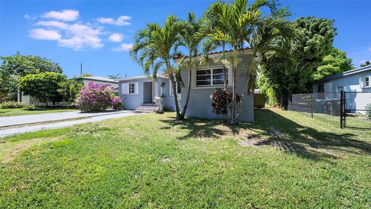 For Sale: $635,000 (2 beds, 2 baths, 1036 Square Feet)