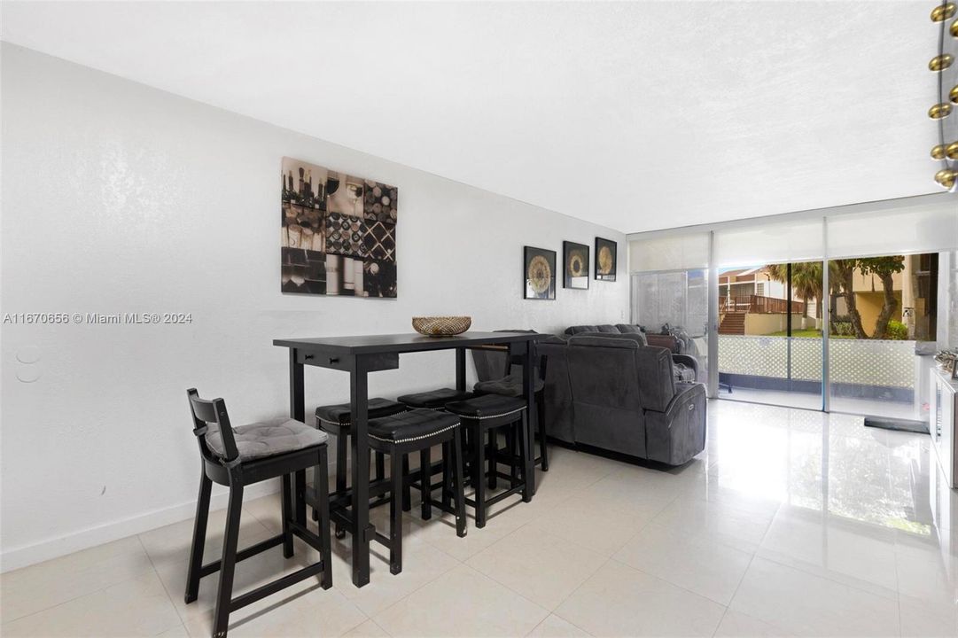 For Sale: $340,000 (2 beds, 2 baths, 968 Square Feet)