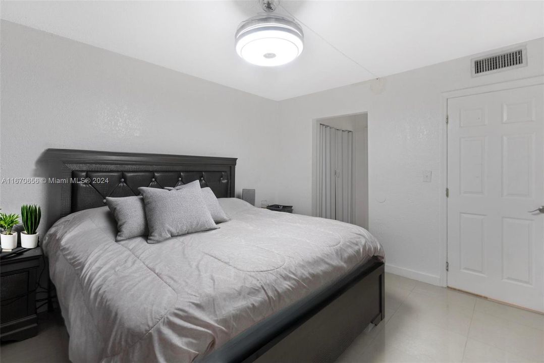 For Sale: $340,000 (2 beds, 2 baths, 968 Square Feet)