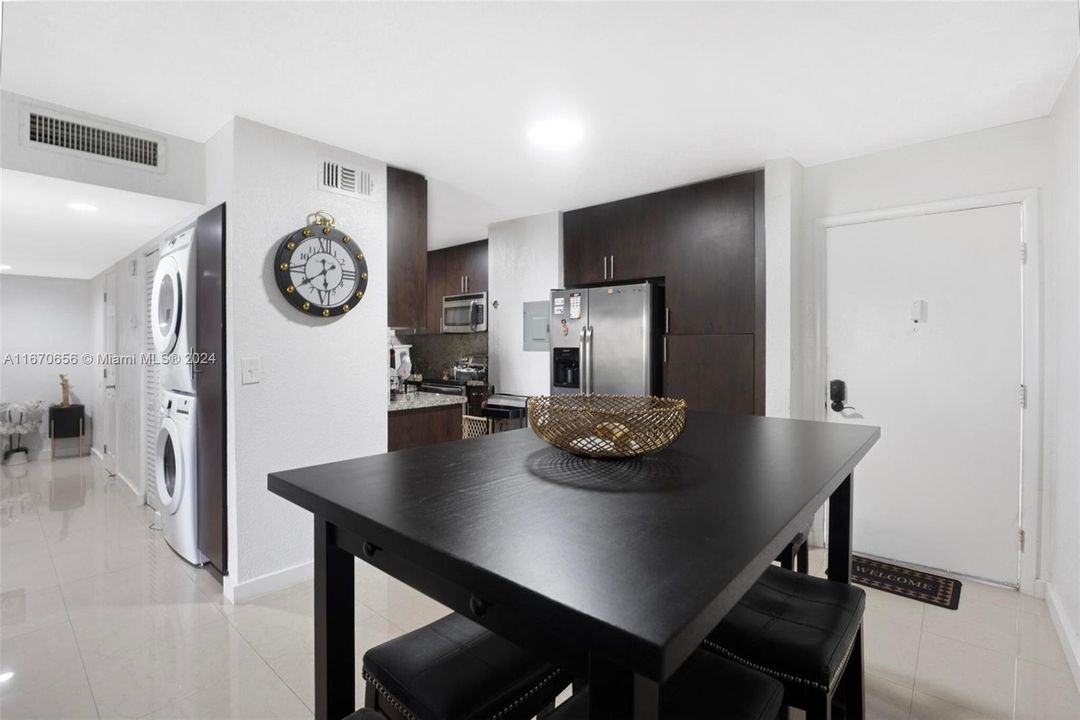 For Sale: $340,000 (2 beds, 2 baths, 968 Square Feet)