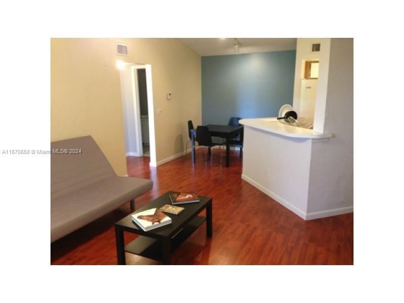 For Sale: $235,000 (1 beds, 1 baths, 743 Square Feet)