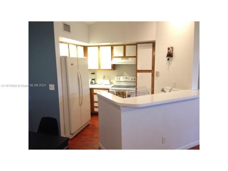 For Sale: $235,000 (1 beds, 1 baths, 743 Square Feet)