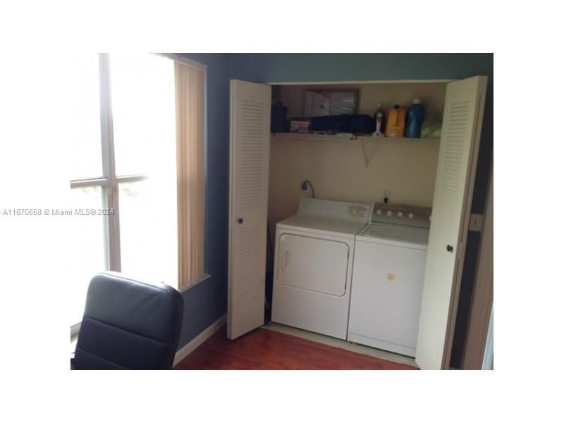 For Sale: $235,000 (1 beds, 1 baths, 743 Square Feet)