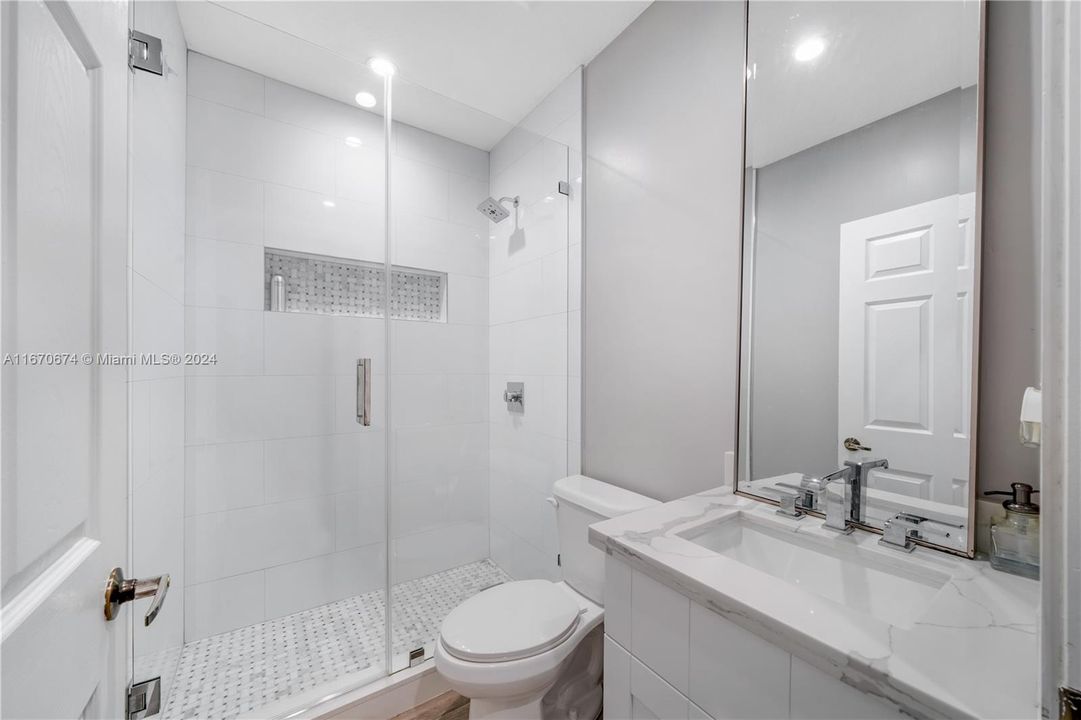 For Sale: $325,000 (2 beds, 2 baths, 945 Square Feet)