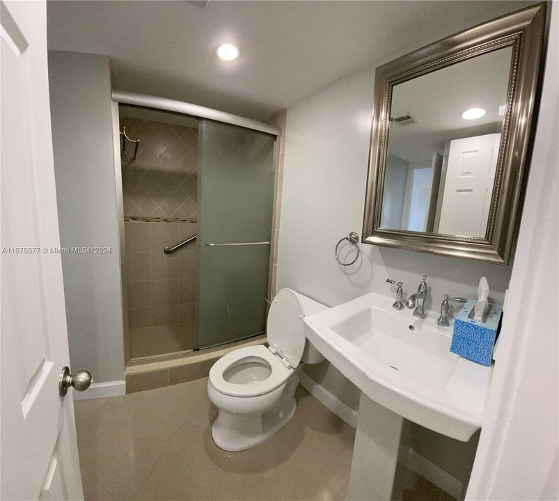 For Rent: $2,550 (1 beds, 2 baths, 912 Square Feet)