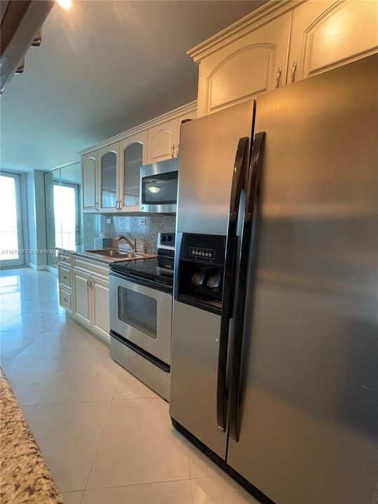 For Rent: $2,550 (1 beds, 2 baths, 912 Square Feet)