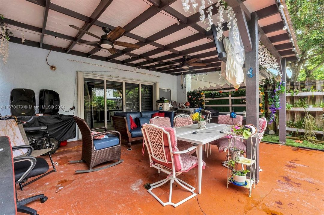 En Venta: $335,000 (3 camas, 2 baños, 1527 Pies cuadrados)