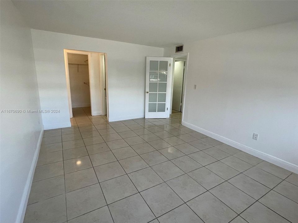 For Sale: $329,000 (2 beds, 2 baths, 847 Square Feet)