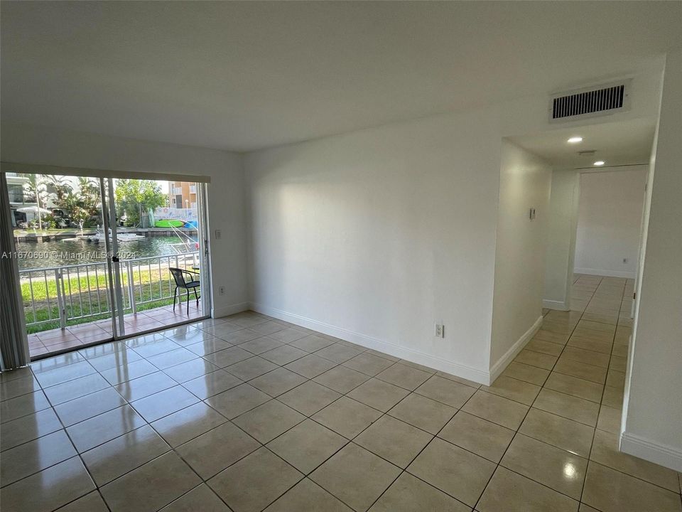 For Sale: $329,000 (2 beds, 2 baths, 847 Square Feet)