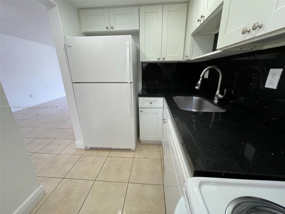 For Sale: $329,000 (2 beds, 2 baths, 847 Square Feet)